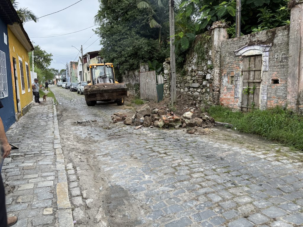 AÇÃO DE LIMPEZA NAS RUAS MESTRE LEOPOLDINO E PESSÊGO JUNIOR – PARANAGUÁ – Foto Maria Heiffer JB Litoral – 19.03 (19)