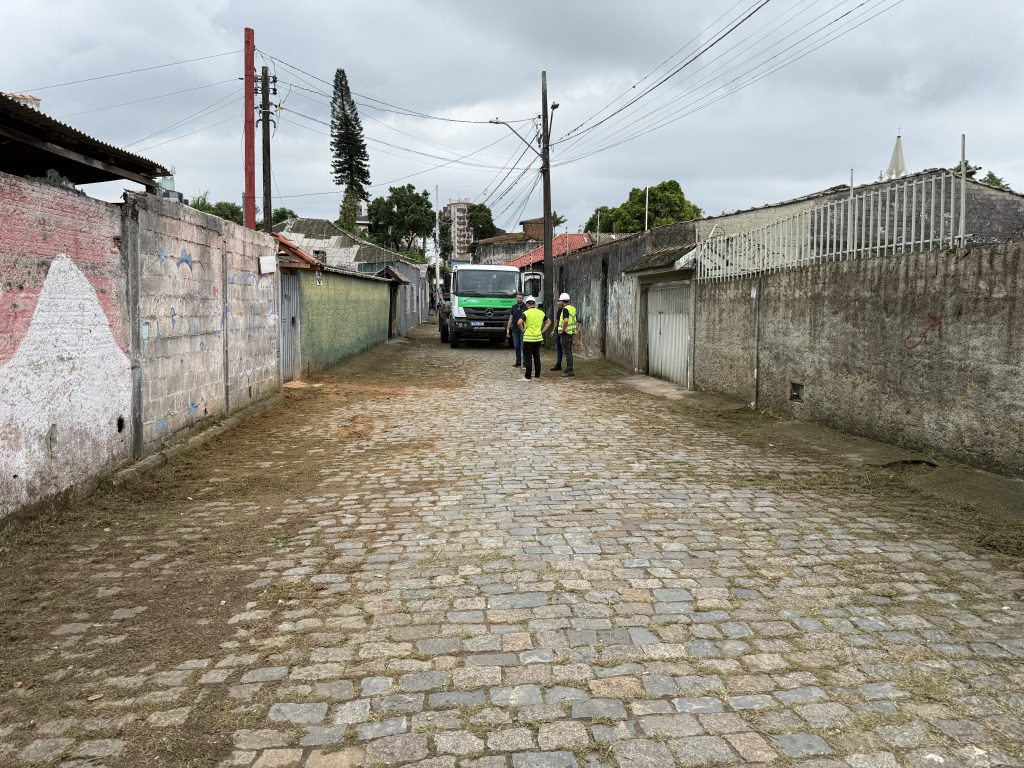AÇÃO DE LIMPEZA NAS RUAS MESTRE LEOPOLDINO E PESSÊGO JUNIOR – PARANAGUÁ – Foto Maria Heiffer JB Litoral – 19.03 (21)