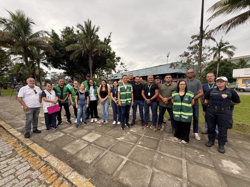 AÇÃO DE LIMPEZA NAS RUAS MESTRE LEOPOLDINO E PESSÊGO JUNIOR – PARANAGUÁ – Foto Maria Heiffer JB Litoral – 19.03 (4)