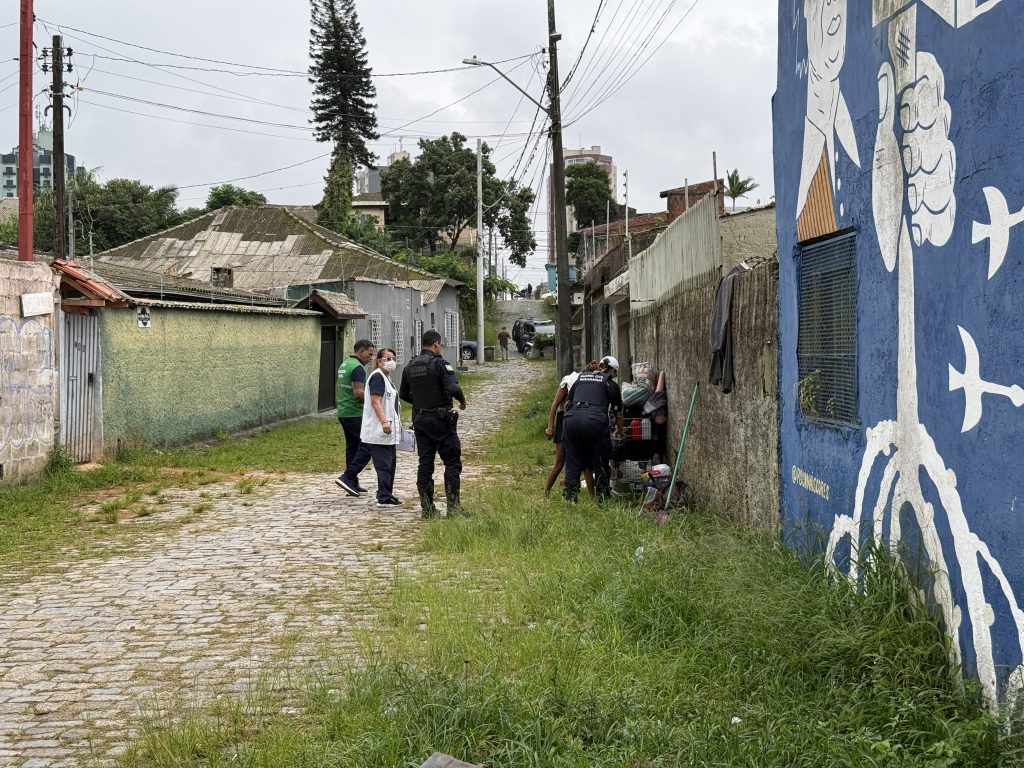 AÇÃO DE LIMPEZA NAS RUAS MESTRE LEOPOLDINO E PESSÊGO JUNIOR – PARANAGUÁ – Foto Maria Heiffer JB Litoral – 19.03 (5)
