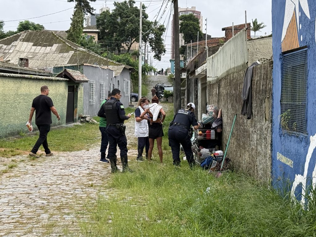 AÇÃO DE LIMPEZA NAS RUAS MESTRE LEOPOLDINO E PESSÊGO JUNIOR – PARANAGUÁ – Foto Maria Heiffer JB Litoral – 19.03 (6)