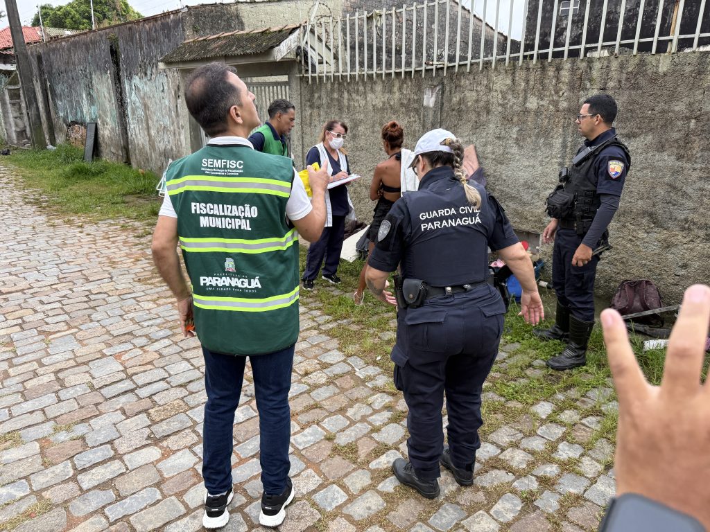AÇÃO DE LIMPEZA NAS RUAS MESTRE LEOPOLDINO E PESSÊGO JUNIOR – PARANAGUÁ – Foto Maria Heiffer JB Litoral – 19.03 (8)