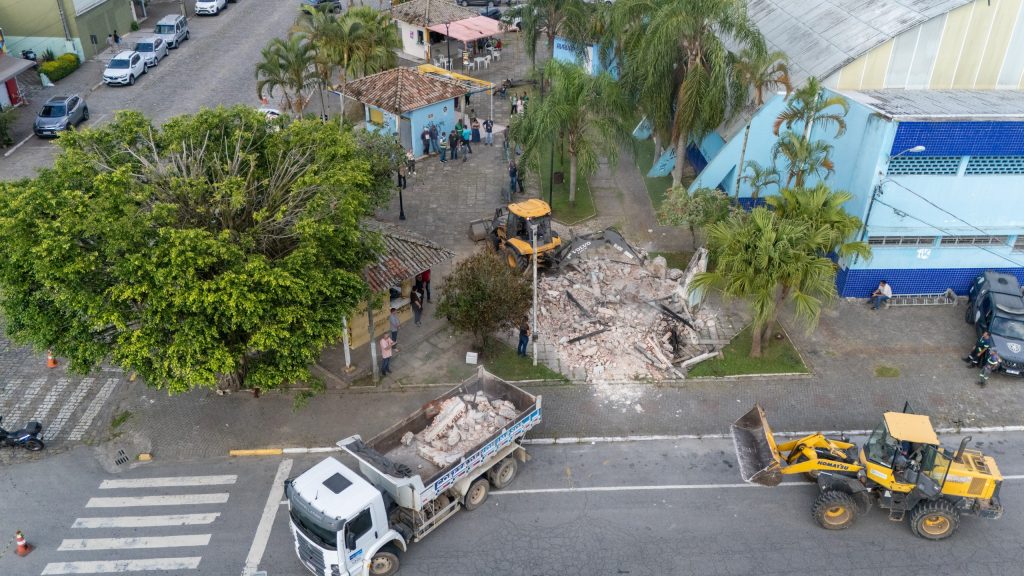 AÇAO IMOVEL SEGURO – DEMOLICAO QUIOSQUES – Fotos Moyses ZanardoWilson Leandro (1)