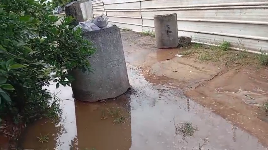 De acordo com moradores, além do barulho, poluição e trepidação, as ruas do entorno agora ficam alagadas por causa das obras. Foto: Divulgação