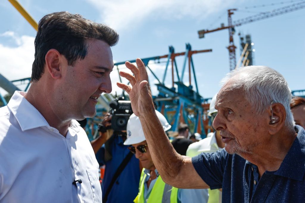 Aos 91 anos, Seu Janjão, primeiro comandante do ferry-boat de Guaratuba, abençoou o governador Ratinho Jr. durante o “beijo da ponte”. Foto: Jonathan Campos/AEN