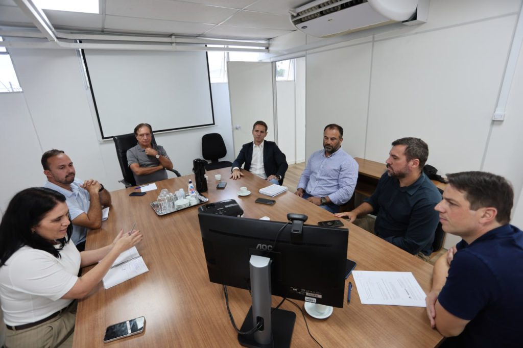 Rudão Gimenes participou do encontro ao lado do secretário municipal de Habitação e Assuntos Fundiários, Antonio Carlos Brustolin Junior, e do engenheiro ambiental e diretor-geral da pasta, Guilherme Emanuel Fernandes. Foto: Clovis Santos/Prefeitura de Pontal do Paraná 
