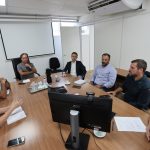 Rudão Gimenes participou do encontro ao lado do secretário municipal de Habitação e Assuntos Fundiários, Antonio Carlos Brustolin Junior, e do engenheiro ambiental e diretor-geral da pasta, Guilherme Emanuel Fernandes. Foto: Clovis Santos/Prefeitura de Pontal do Paraná