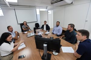 Rudão Gimenes participou do encontro ao lado do secretário municipal de Habitação e Assuntos Fundiários, Antonio Carlos Brustolin Junior, e do engenheiro ambiental e diretor-geral da pasta, Guilherme Emanuel Fernandes. Foto: Clovis Santos/Prefeitura de Pontal do Paraná