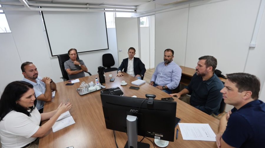 Rudão Gimenes participou do encontro ao lado do secretário municipal de Habitação e Assuntos Fundiários, Antonio Carlos Brustolin Junior, e do engenheiro ambiental e diretor-geral da pasta, Guilherme Emanuel Fernandes. Foto: Clovis Santos/Prefeitura de Pontal do Paraná