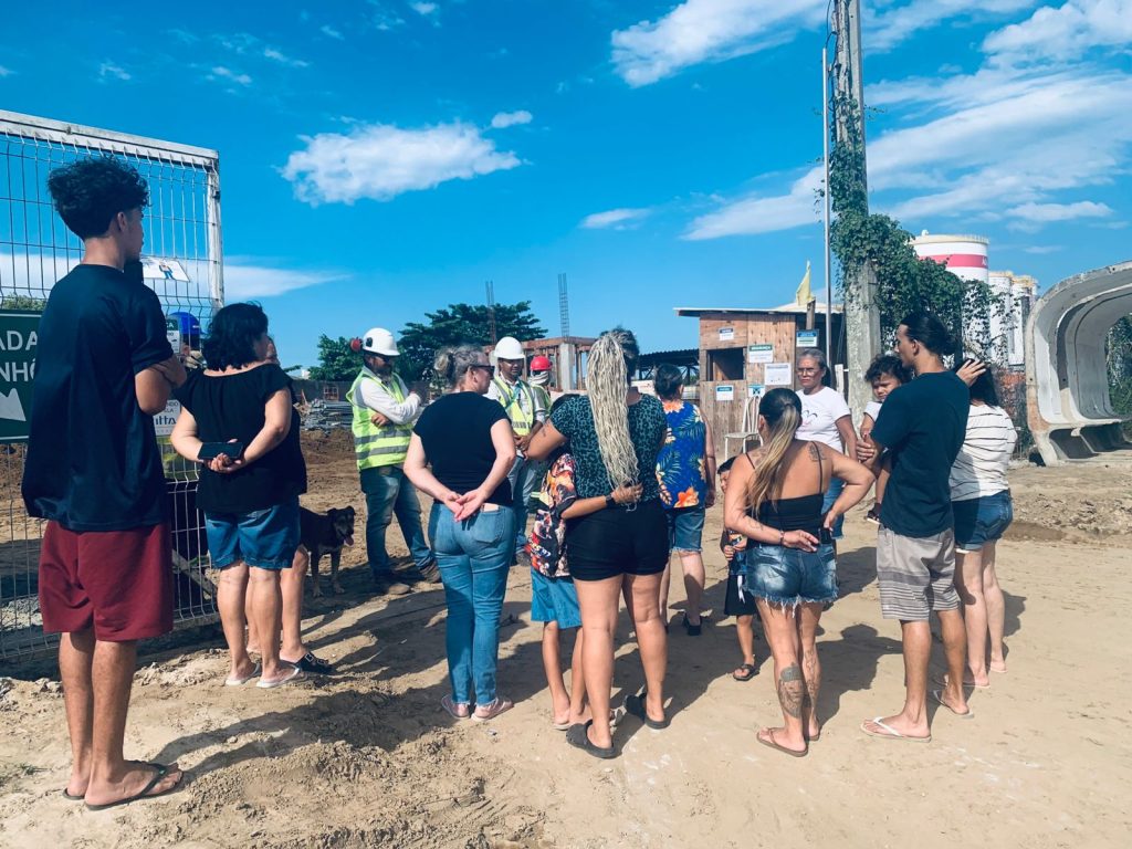 Incomodados com os transtornos, moradores protestaram e cobraram providências em frente às obras, no último dia 14. Foto: Divulgação