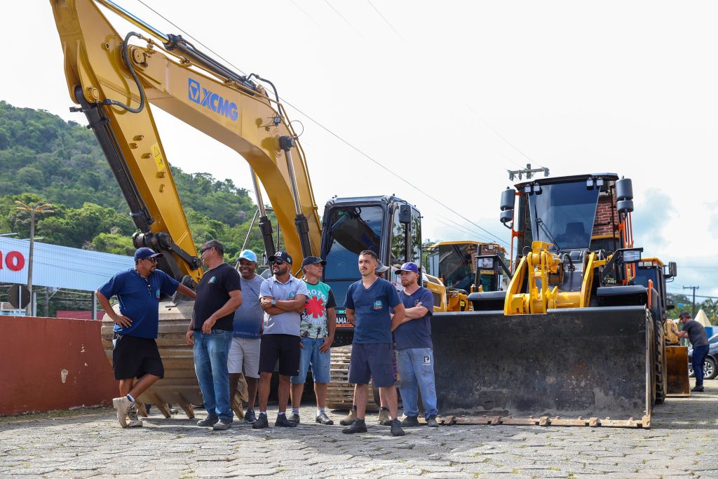 Com nova frota “amarela”, Prefeitura de Matinhos destaca trabalhos de manutenção de vias realizados em 2025 e que seguem sendo feitos na cidade. Foto: Prefeitura de Matinhos

