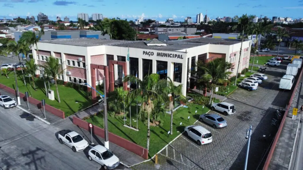 Prefeitura de Matinhos conseguiu respeitar os limites de despesas com pagamento de salários e investiu mais do que o obrigatório em Saúde e Educação. Foto: Prefeitura de Matinhos