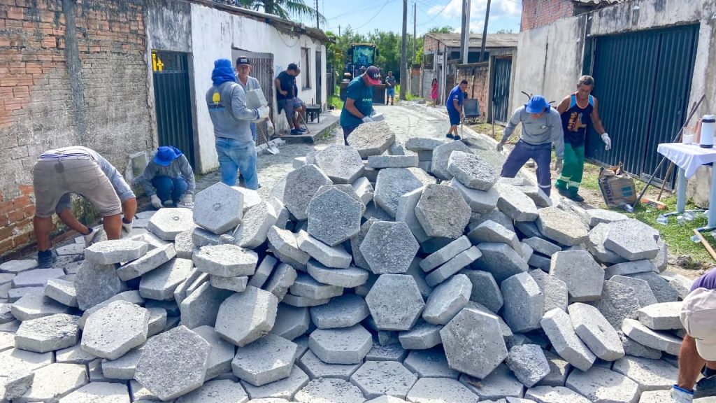 LIMPEZA NA ILHA DOS VALADARES – Foto Tiago Matins Prefeitura de Paranaguá