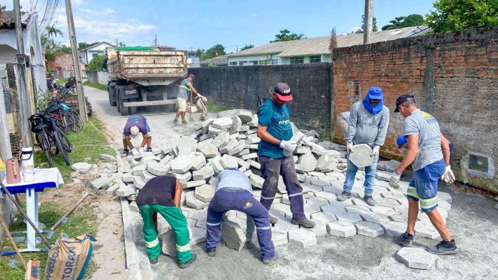 LIMPEZA NA ILHA DOS VALADARES – Foto Tiago Matins Prefeitura de Paranaguá.jpg (2)