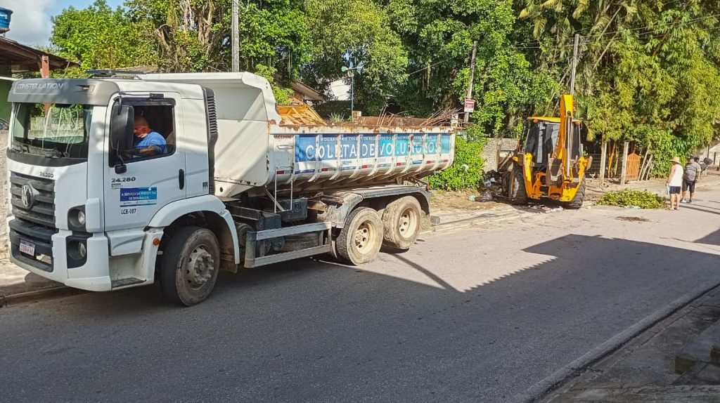 LIMPEZA NA ILHA DOS VALADARES – Foto Tiago Matins Prefeitura de Paranaguá.jpg (7)