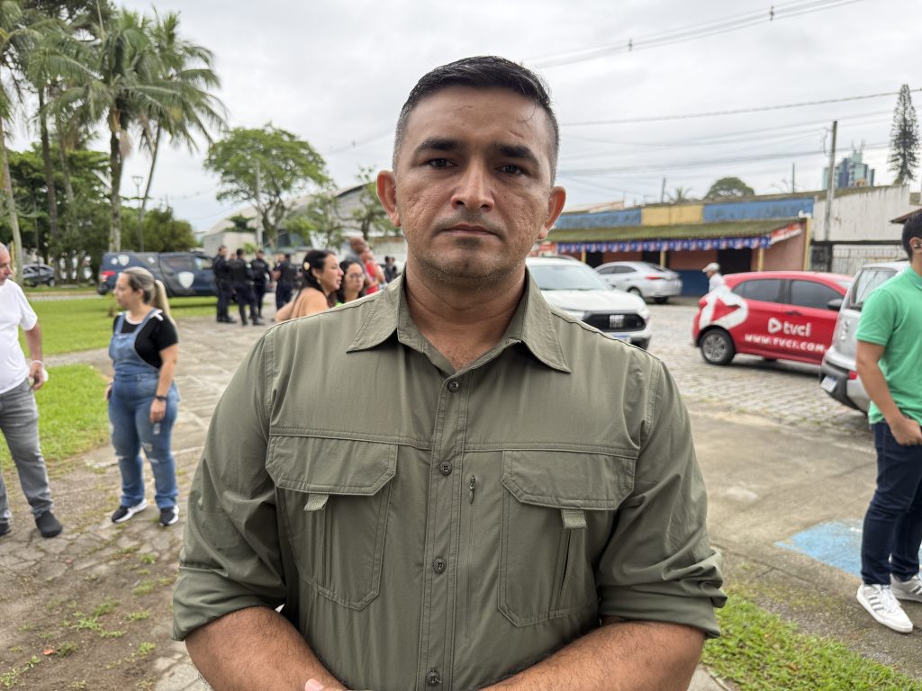 NÓBREGA – SECRETÁRIO MUNICIPAL DE SEGURANAÇÃO DE LIMPEZA NAS RUAS MESTRE LEOPOLDINO E PESSÊGO JUNIOR – PARANAGUÁ – Foto Maria Heiffer JB Litoral – 19.03 (2)