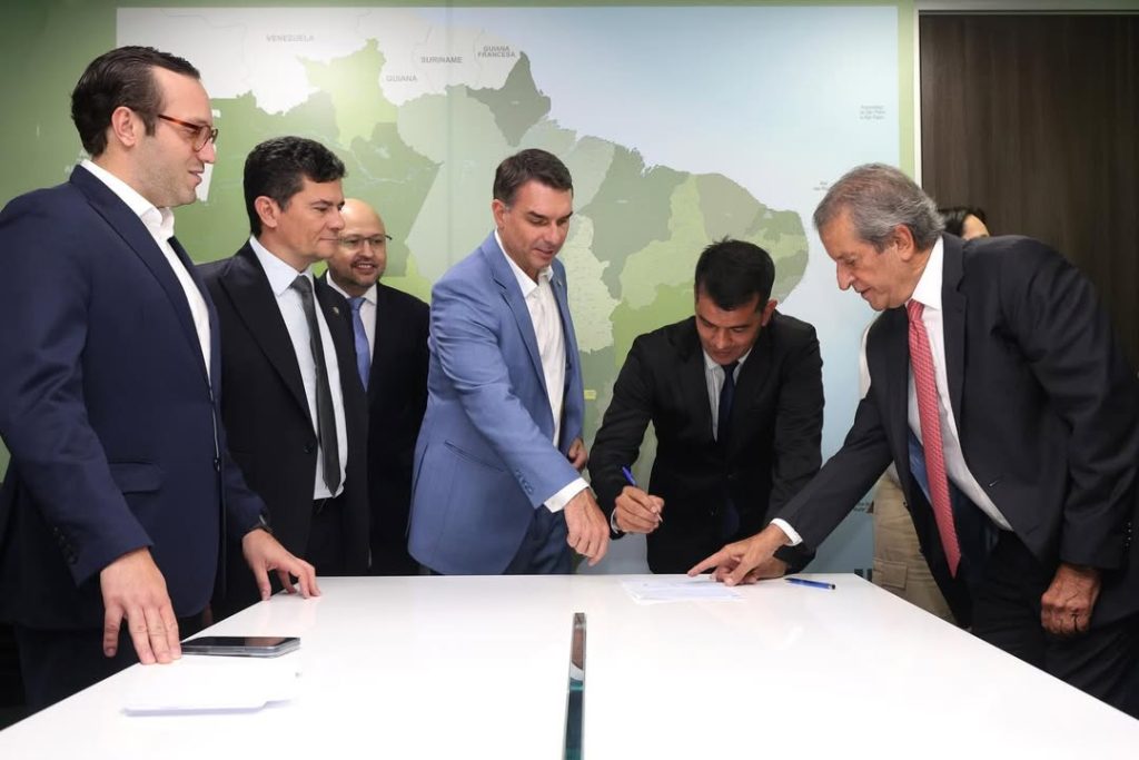 Ontem, ao lado do senador e pré-candidato à Presidência da República, Flávio Bolsonaro (@flaviob