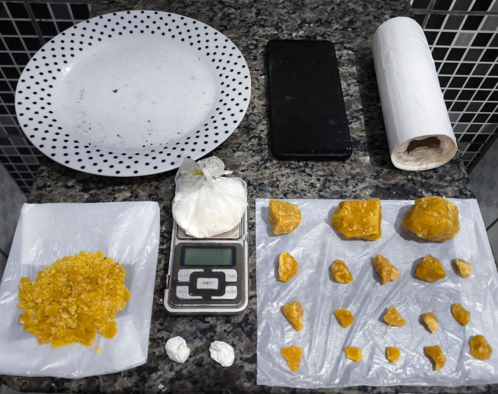 Pedras de crack apreendidas em ação da PM