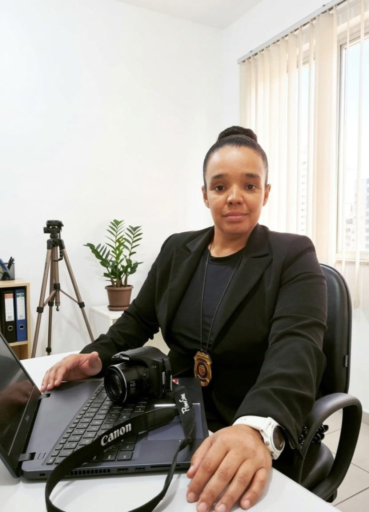 Na Polícia Científica, Louise atua na linha de frente no combate à violência. Um trabalho técnico que exige precisão e revela uma realidade mais dura do que a maioria imagina.
