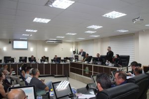 Sessão da Câmara de Paranaguá durante a votação da reforma administrativa, que aprovou a criação de cargos efetivos e a ampliação de cargos comissionados, nesta segunda-feira (30).