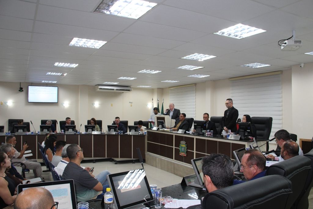 Sessão da Câmara de Paranaguá durante a votação da reforma administrativa, que aprovou a criação de cargos efetivos e a ampliação de cargos comissionados, nesta segunda-feira (30).
