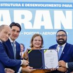 Contrato de concessão do canal de acesso ao Porto de Paranaguá foi assinado em Brasília, com investimento estimado em R$ 1,23 bilhão para dragagem e ampliação do calado do canal. Foto: Ricardo Stuckert / PR