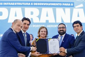 Contrato de concessão do canal de acesso ao Porto de Paranaguá foi assinado em Brasília, com investimento estimado em R$ 1,23 bilhão para dragagem e ampliação do calado do canal. Foto: Ricardo Stuckert / PR
