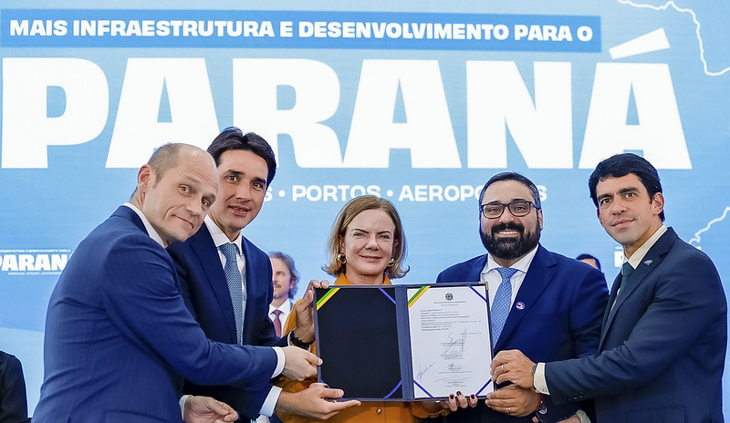 Contrato de concessão do canal de acesso ao Porto de Paranaguá foi assinado em Brasília, com investimento estimado em R$ 1,23 bilhão para dragagem e ampliação do calado do canal. Foto: Ricardo Stuckert / PR