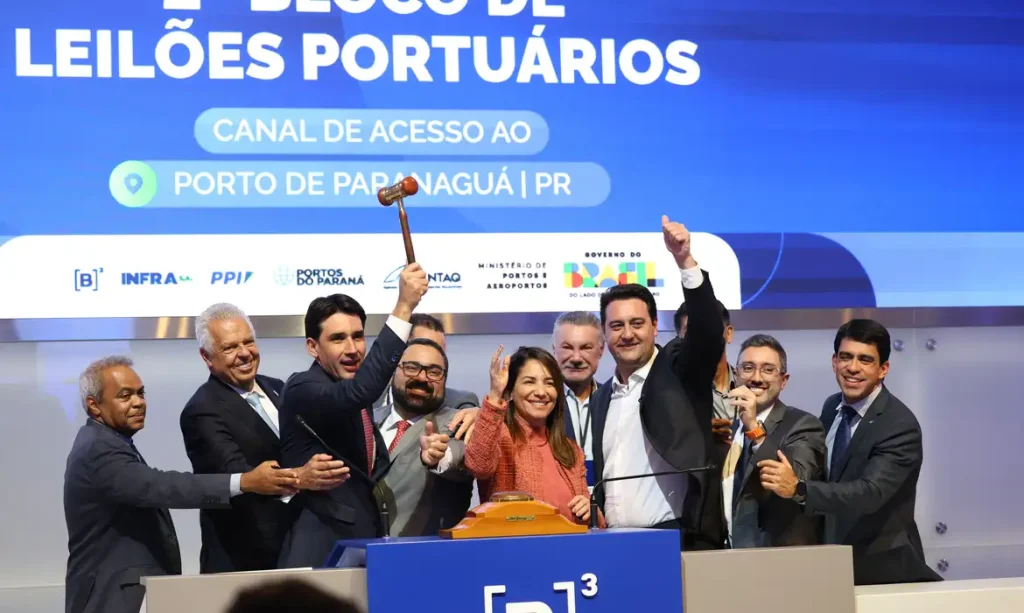 Consórcio Canal Galheta Dragagem (CCGD) vence leilão da concessão do canal de acesso ao Porto de Paranaguá na sede da B3, em São Paulo, em 22 de outubro de 2025; governador Ratinho Junior esteve presente. Foto: Rovena Rosa/Agência Brasil