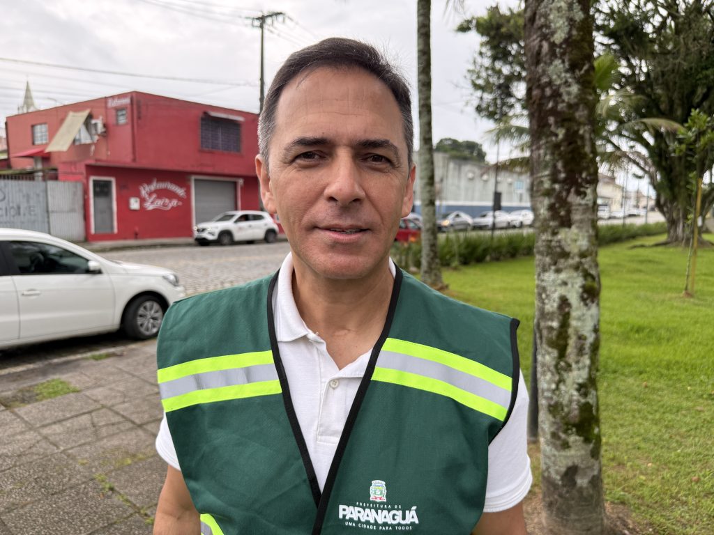 foto 2 ADRIANO RAMOS – PREFEITO DE PARANAGUÁ – AÇÃO DE LIMPEZA NAS RUAS MESTRE LEOPOLDINO E PESSÊGO JUNIOR – PARANAGUÁ – Foto Maria Heiffer JB Litoral – 19.03 (1)