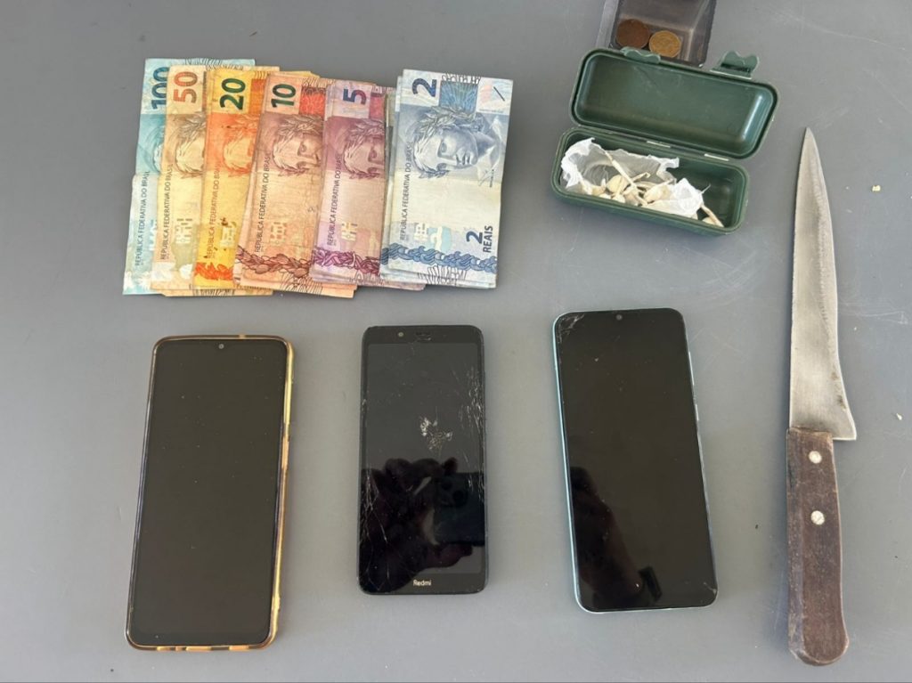 Apreensão de drogas e faca