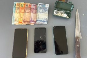 Apreensão de drogas e faca