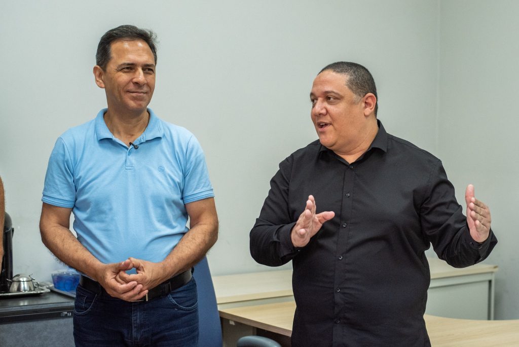 Secretário municipal de Trabalho e Inovação, Cleverson Dos Santos Ferreira (à direita do prefeito Adriano Ramos), é o responsável pela pasta para a qual a licitação foi realizada
