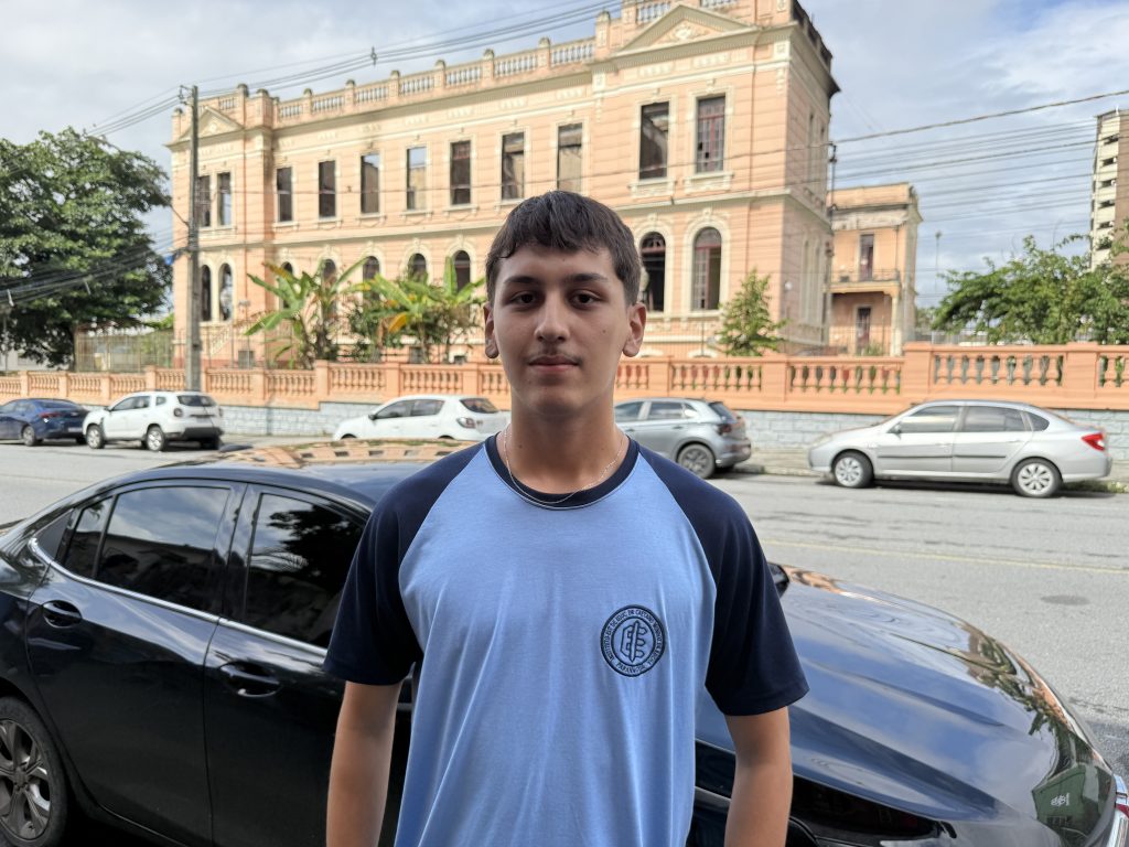 GUSTAVO SOUZA – ESTUDANTE TERCEIRO ANO DO ENSINO MÉDIO – MANIFESTAÇÃO IEE DR. CAETANO MUNHOZ DA ROCHA – PARANAGUÁ – Foto Maria Heiffer JB Litoral – 06.04 (9)