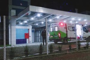 Motociclista fica ferido em acidente com caminhão em Paranaguá