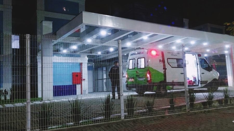Motociclista fica ferido em acidente com caminhão em Paranaguá