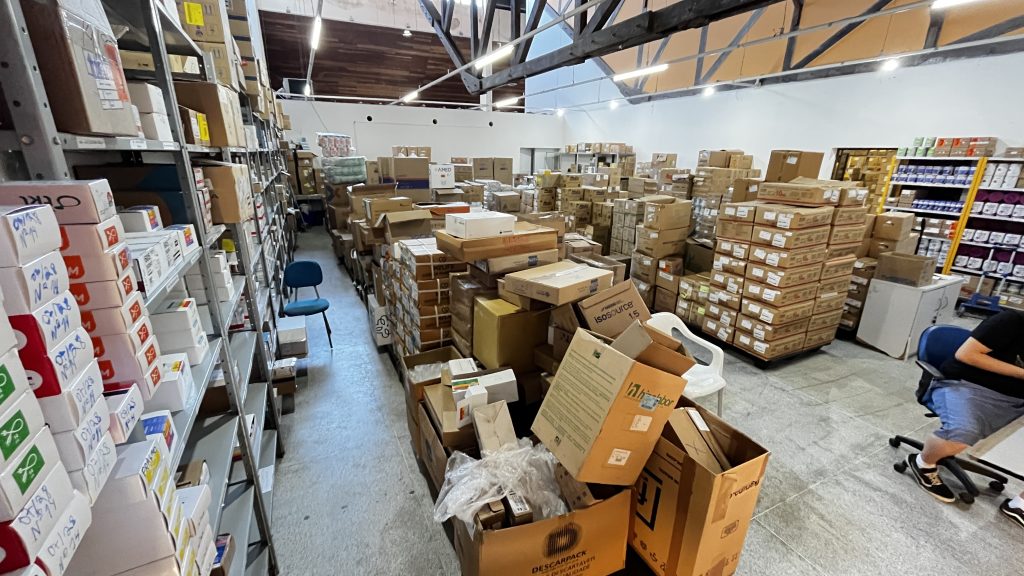 Almoxarifado da saúde mantém equipamentos e insumos organizados para atender às demandas da rede municipal e garantir suporte às unidades de atendimento. Foto: Prefeitura de Matinhos