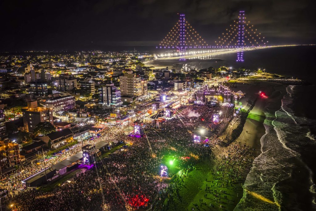 Os shows do Verão Maior Paraná consolidaram Matinhos como um dos principais destinos turísticos da temporada, com recorde de público e grande movimentação na Praia Brava. Foto: AEN/PR