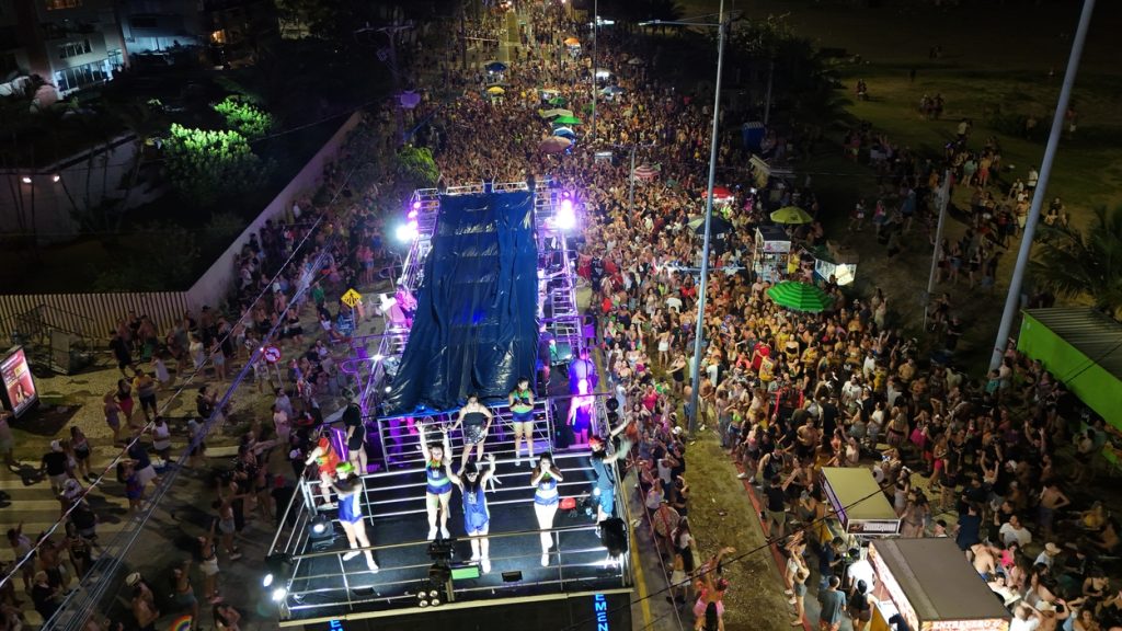 Matinhos viveu o maior Carnaval do Litoral, com blocos, trios elétricos e o retorno do tradicional Ressacão, que reuniu cerca de 30 mil pessoas na Avenida Atlântica ao som do Olodum.