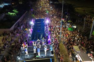 Matinhos viveu o maior Carnaval do Litoral, com blocos, trios elétricos e o retorno do tradicional Ressacão, que reuniu cerca de 30 mil pessoas na Avenida Atlântica ao som do Olodum.