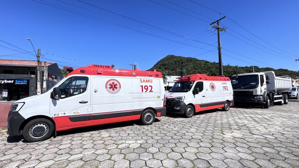 Ambulâncias reforçam a estrutura de atendimento de urgência e emergência em Matinhos. Município conta com 11 veículos, entre unidades em operação, em regularização e em processo de chegada.