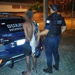 GCM prende suspeito de agredir companheira com bebê no colo em Pontal do Paraná