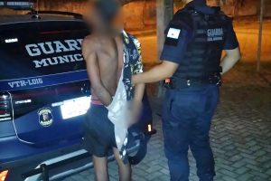 GCM prende suspeito de agredir companheira com bebê no colo em Pontal do Paraná