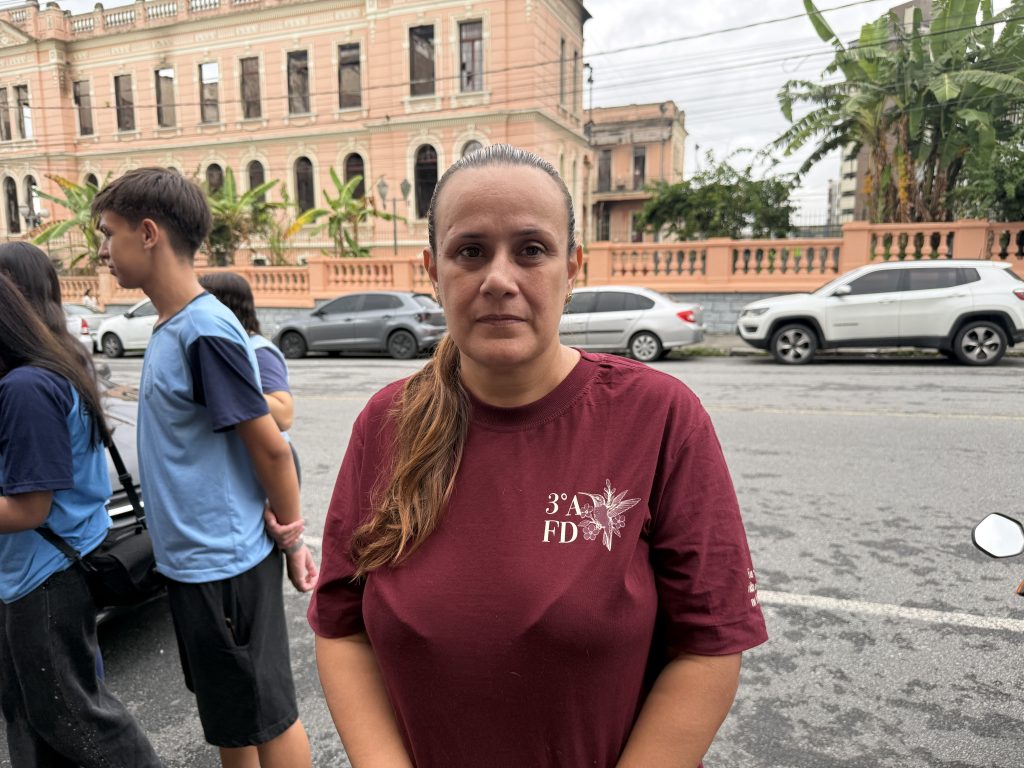 PAULA GERALDO – DIRETORA AUXILIAR DO IEE – MANIFESTAÇÃO IEE DR. CAETANO MUNHOZ DA ROCHA – PARANAGUÁ – Foto Maria Heiffer JB Litoral – 06.04 (6)