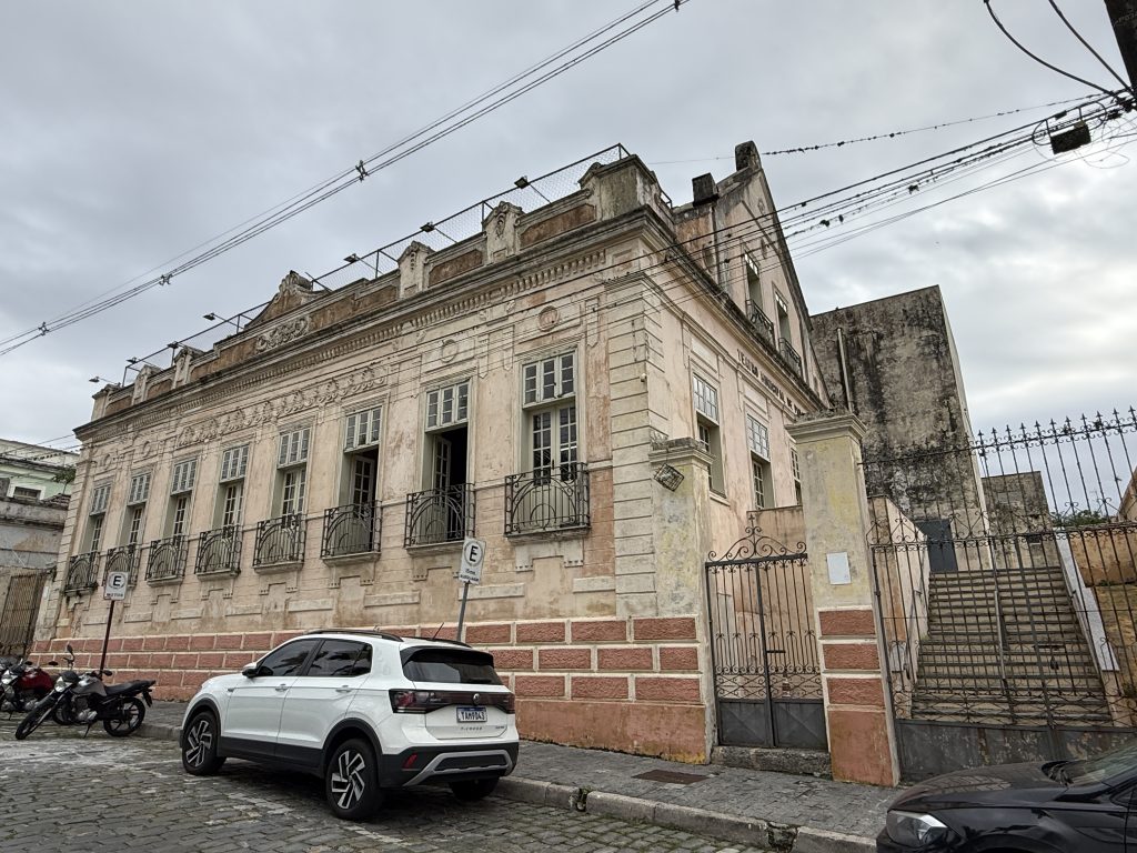 TEATRO RACHEL COSTA PARANAGUÁ – Foto JB Litoral – 10.04.26