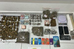 PM apreende mais de 3 quilos de drogas e prende mulher na Ilha dos Valadares