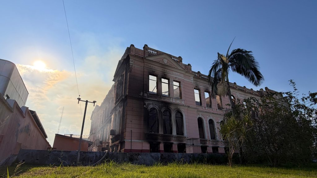 Incêndio foi controlado por 45 bombeiros, além de brigadistas e outras equipes. Vídeo: JB Litoral