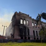 Incêndio foi controlado por 45 bombeiros, além de brigadistas e outras equipes. Vídeo: JB Litoral