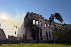 Incêndio foi controlado por 45 bombeiros, além de brigadistas e outras equipes. Vídeo: JB Litoral