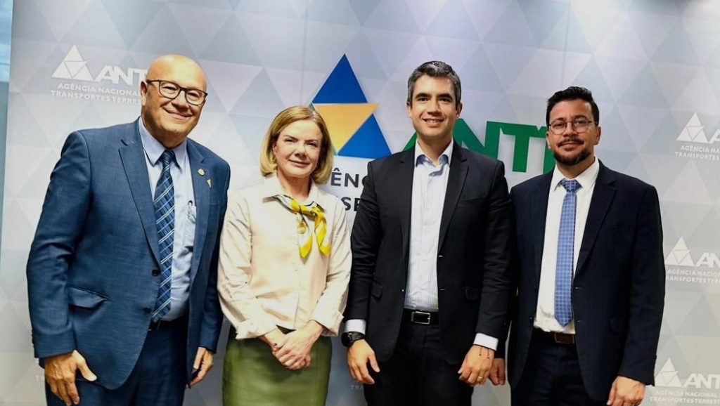 Romanelli, Gleisi Hoffmann, Guilherme Sampaio e Arilson Chiorato durante reunião na ANTT, em Brasília, que definiu o cancelamento de cobranças indevidas do pedágio eletrônico free flow no Paraná.